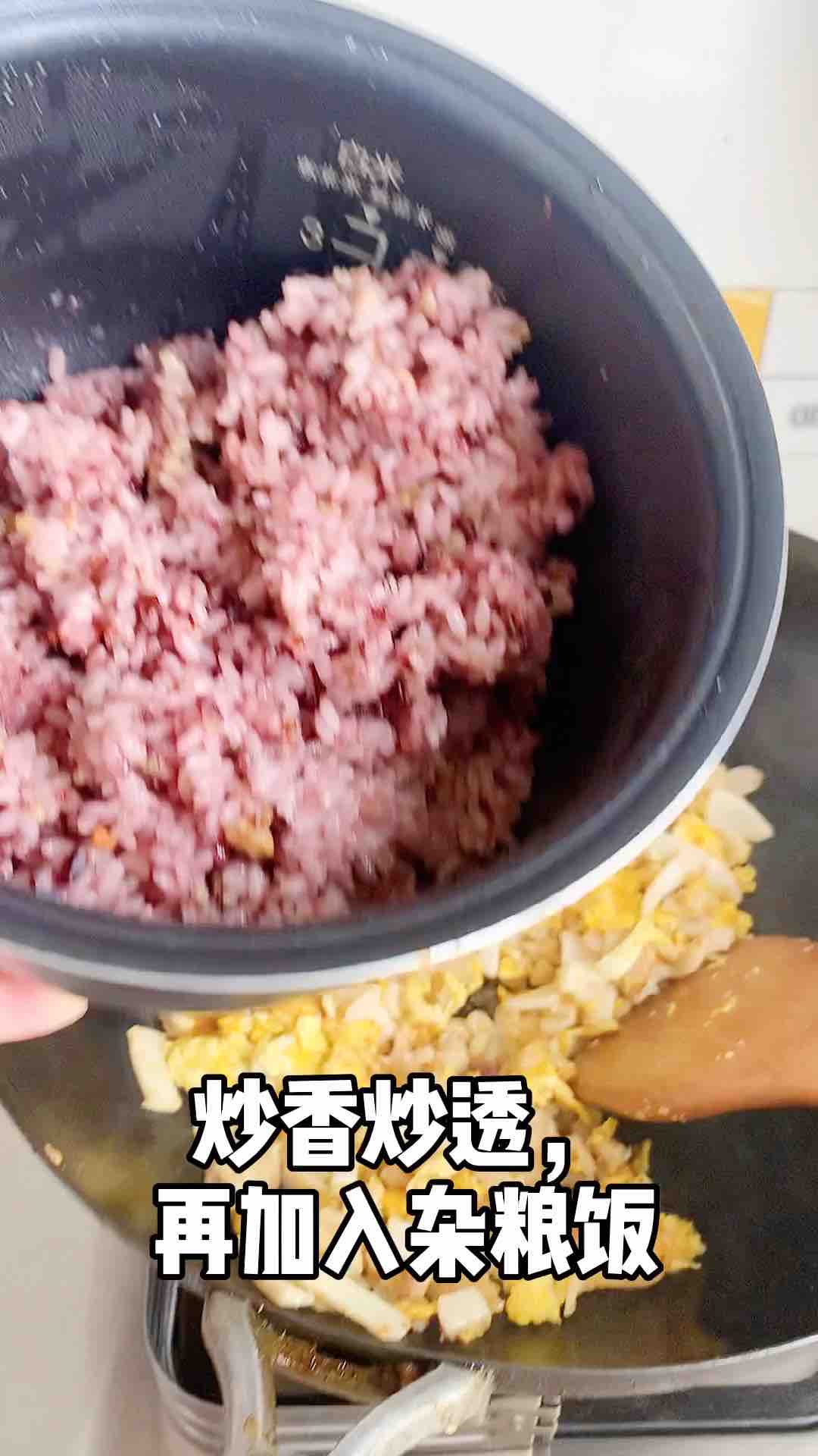 杂粮冷饭怎么办，配上墨鱼鸡蛋试试看的做法步骤：5