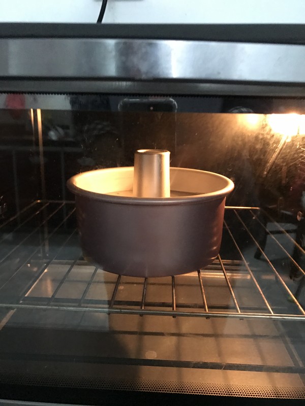 龙猫戚风蛋糕的做法步骤:11