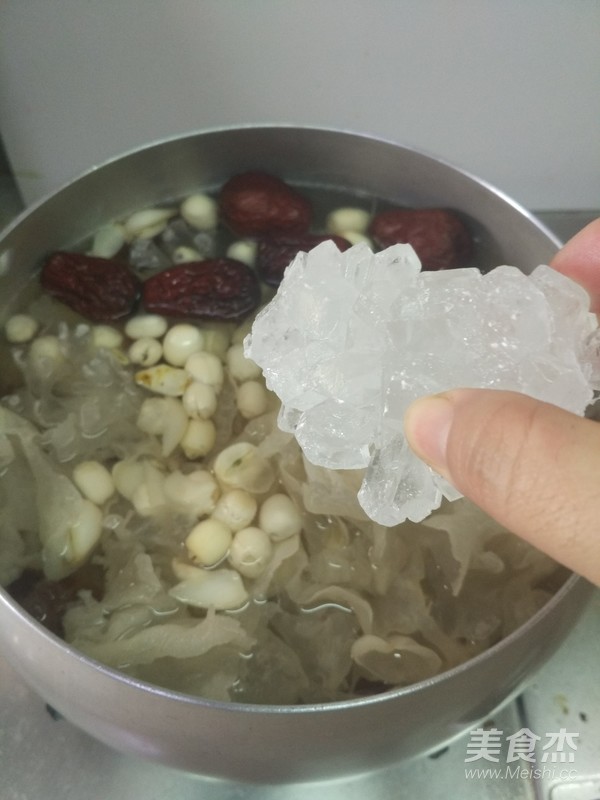桃胶养颜汤的做法步骤:4