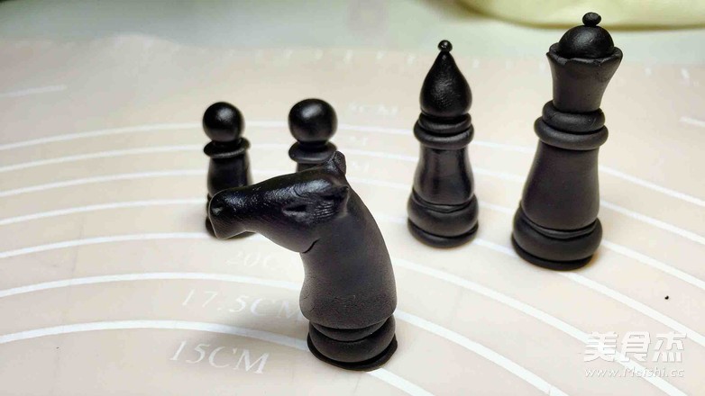 翻糖一一国际象棋蛋糕的做法步骤：1