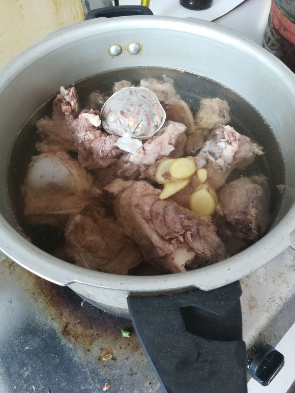 好吃的酱大骨头的做法步骤：3