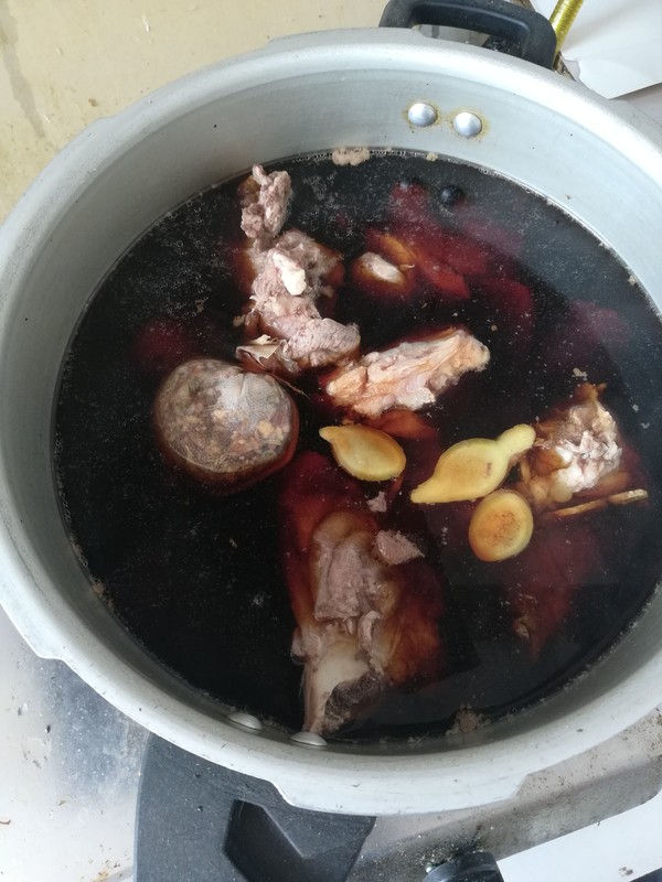 好吃的酱大骨头的做法步骤：4