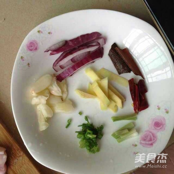 香菇素鸡红烧肉的做法步骤：2