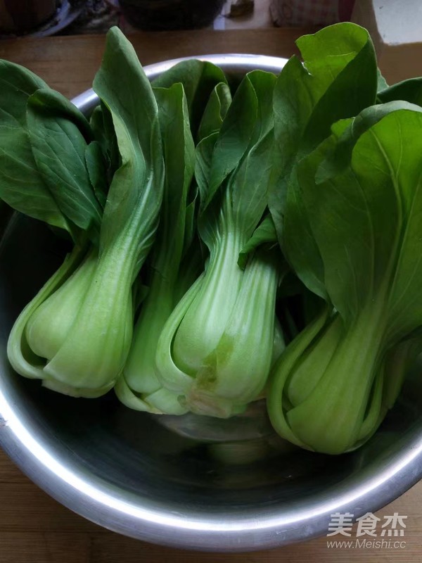 蒜蓉油菜的做法步骤：1