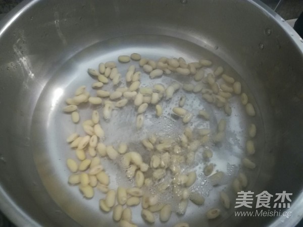 芹菜黄豆的做法步骤：2