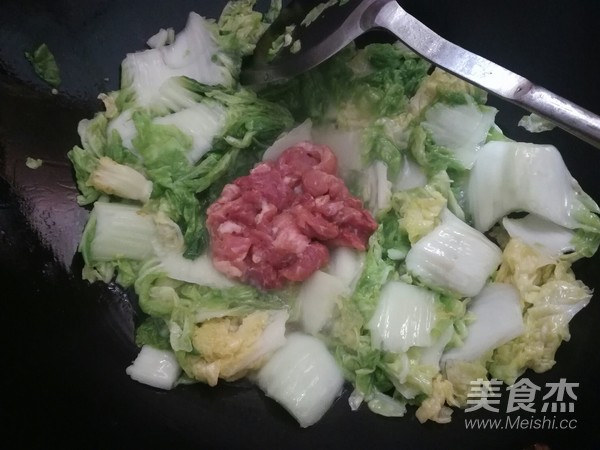 白菜炒肉的做法步骤：7