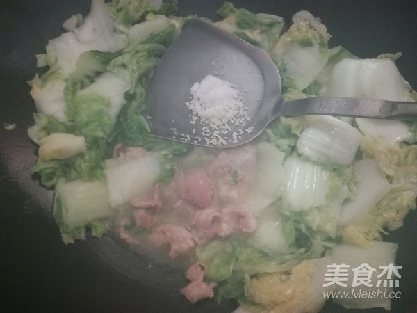 白菜炒肉的做法步骤：8