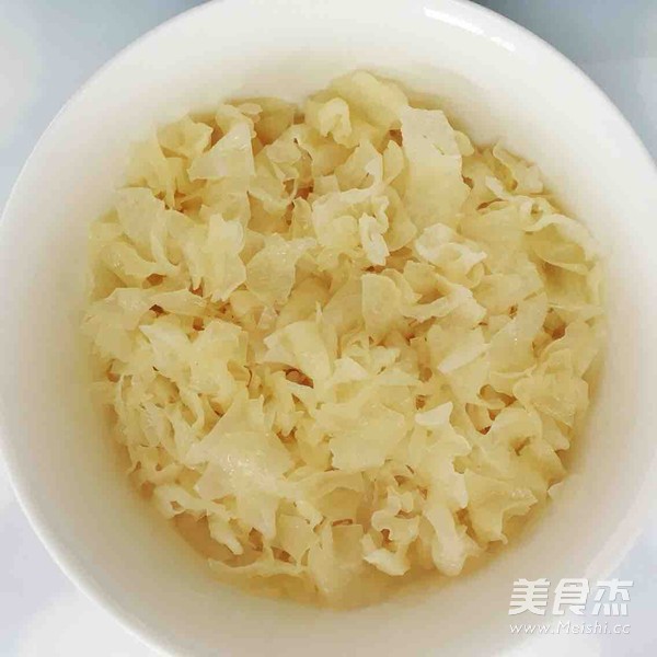 银耳红枣桃胶糖水的做法步骤:2