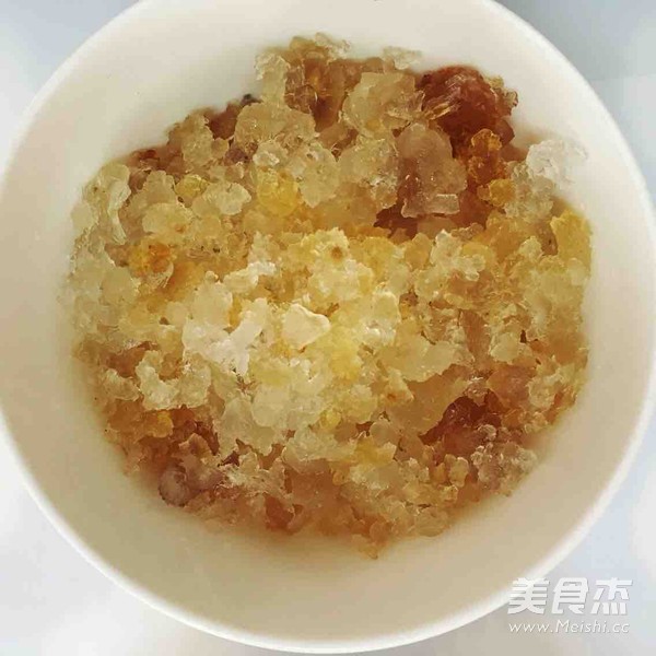 银耳红枣桃胶糖水的做法步骤：1