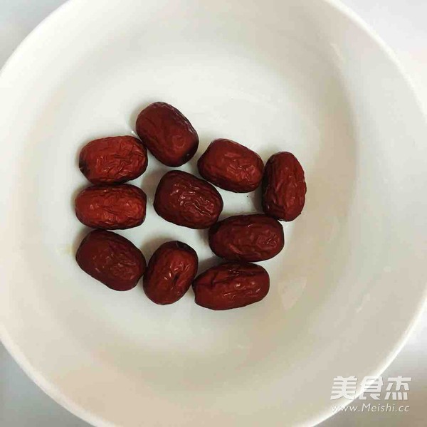 银耳红枣桃胶糖水的做法步骤:3