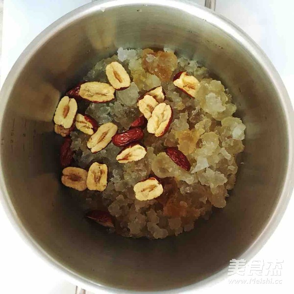 银耳红枣桃胶糖水的做法步骤:4
