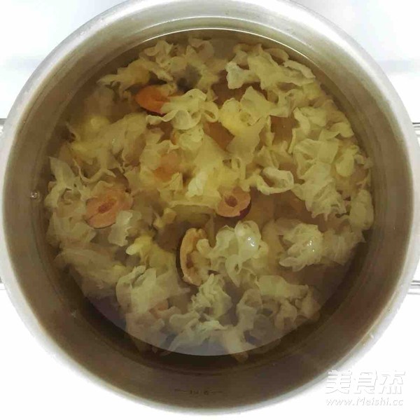 银耳红枣桃胶糖水的做法步骤:5