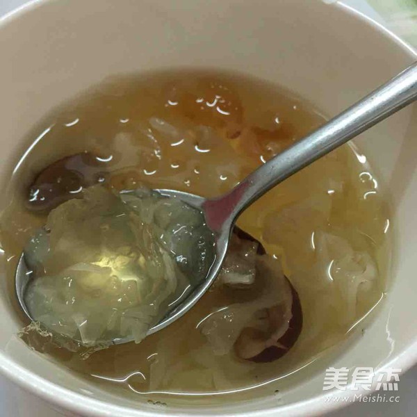 银耳红枣桃胶糖水的做法步骤:6