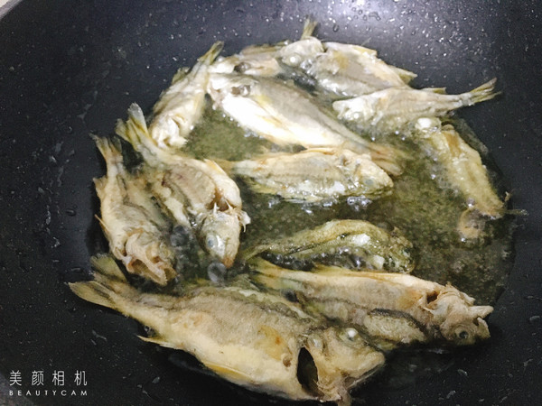 香煎花身鸡鱼的做法步骤:4