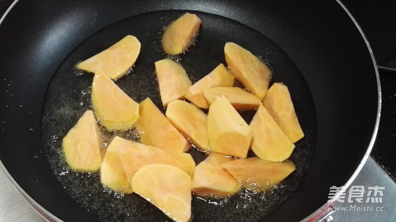 拔丝地瓜的做法步骤:2