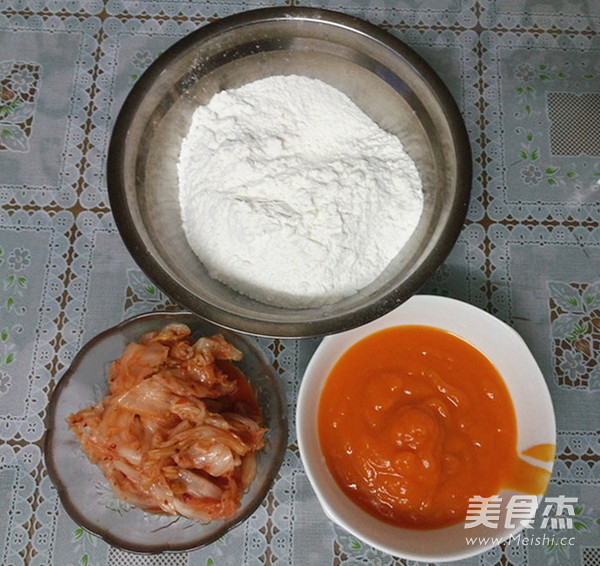辣白菜南瓜饼的做法步骤：1