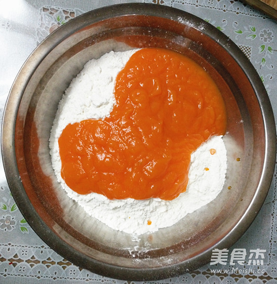 辣白菜南瓜饼的做法步骤:3