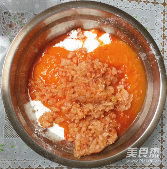 辣白菜南瓜饼的做法步骤:4