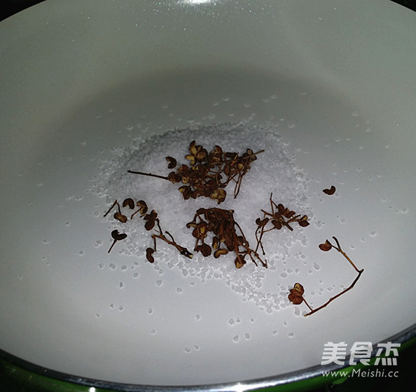 南京盐水鸭的做法步骤：2