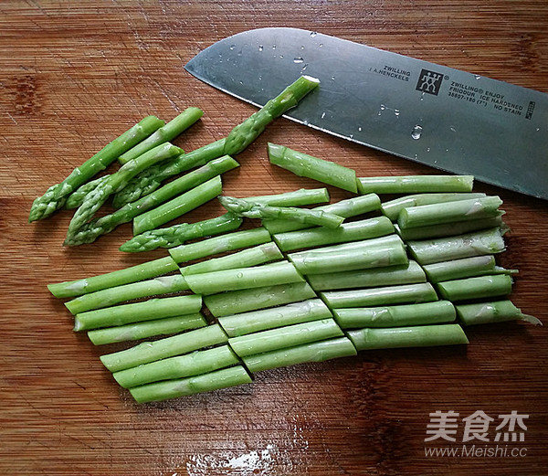 酱蒜爆芦笋的做法步骤:2