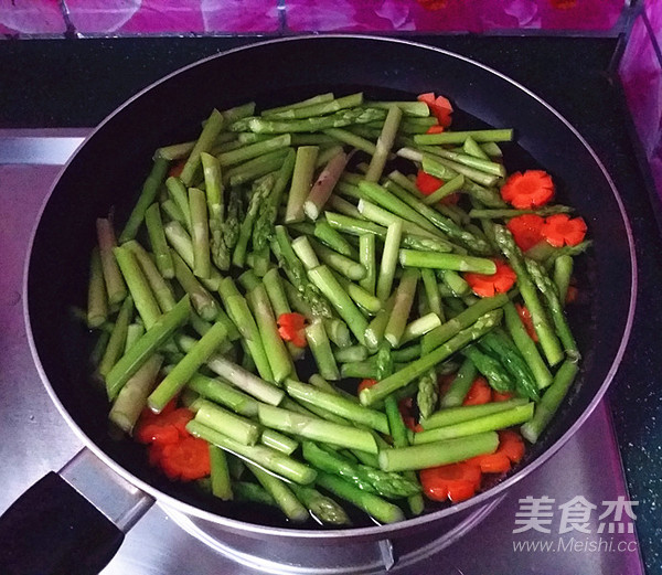 酱蒜爆芦笋的做法步骤:5