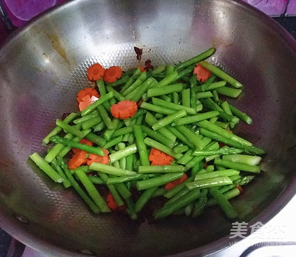 酱蒜爆芦笋的做法步骤:9