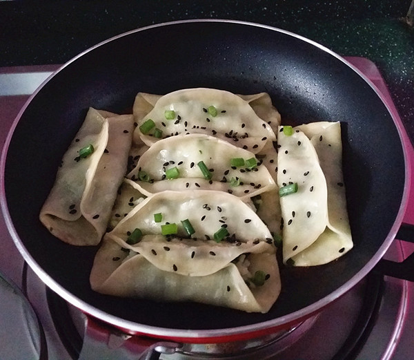 磷虾肉韭菜锅贴的做法步骤：14