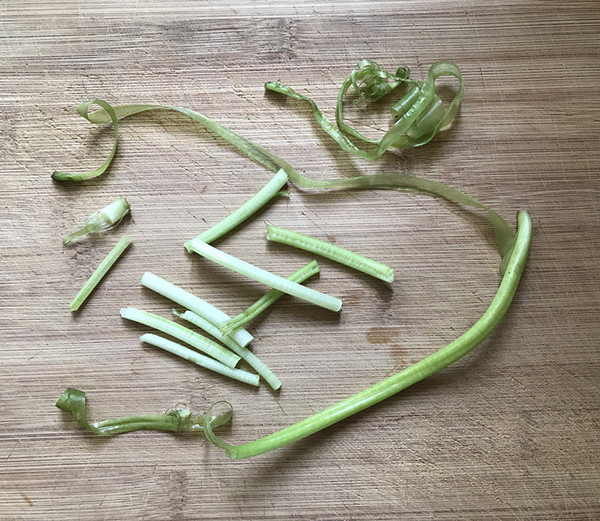 山芋藤炒辣椒的做法步骤:2