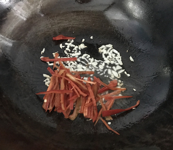山芋藤炒辣椒的做法步骤:7