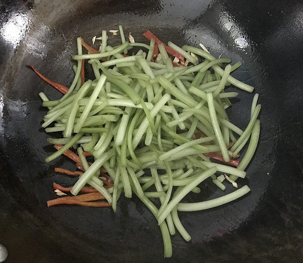 山芋藤炒辣椒的做法步骤:8