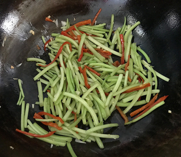 山芋藤炒辣椒的做法步骤:9