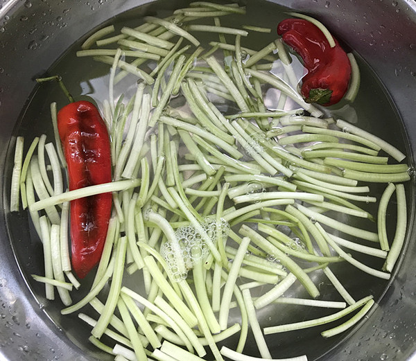山芋藤炒辣椒的做法步骤:3