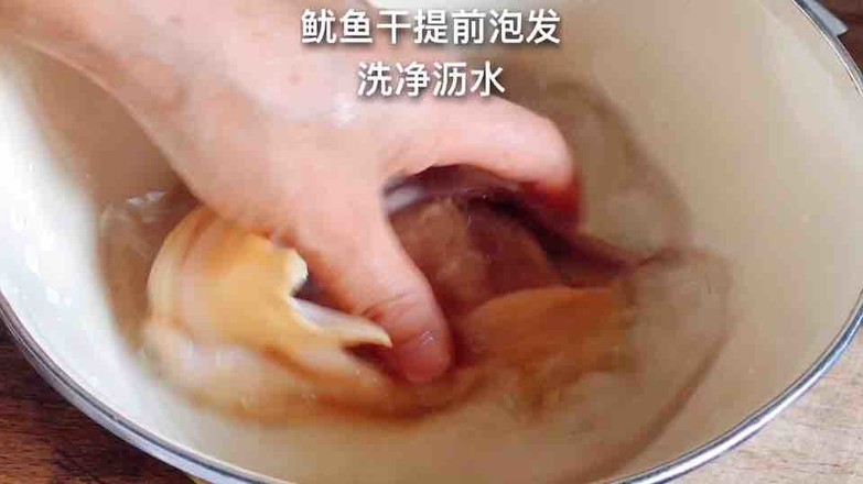 百合猪筒骨鱿鱼汤的做法步骤：1