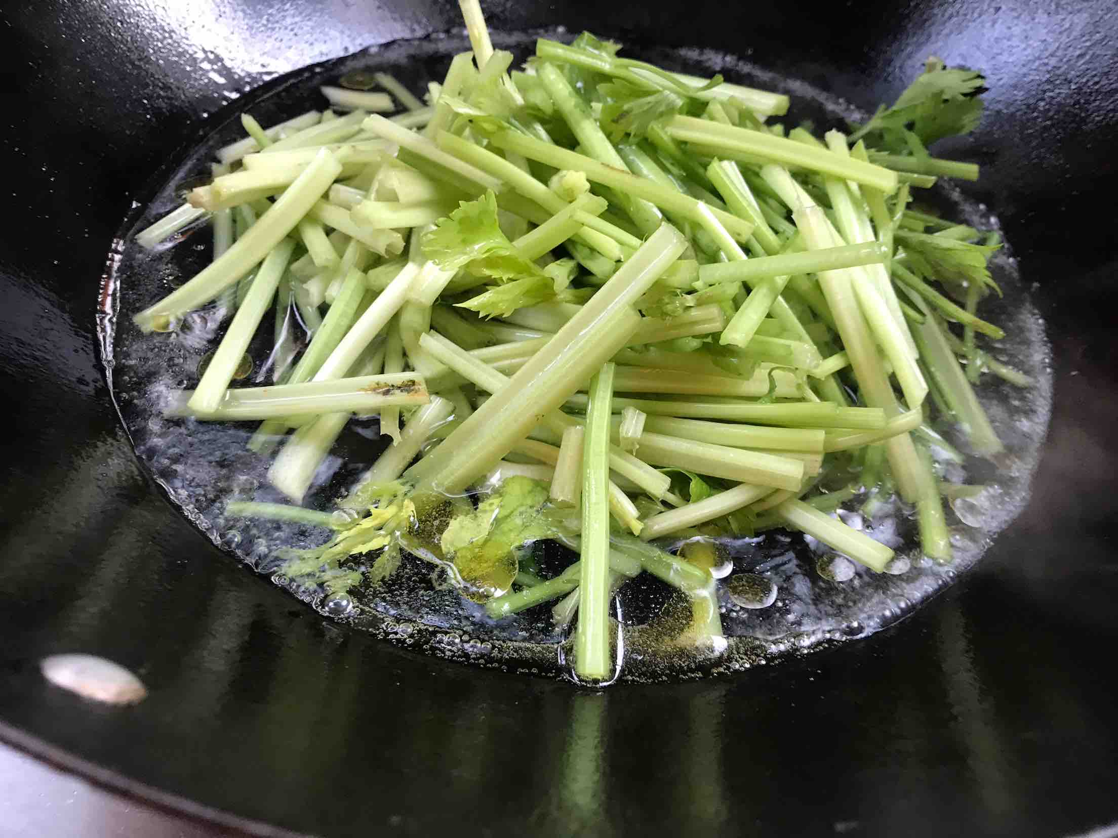 虾皮拌芹菜的做法步骤:9