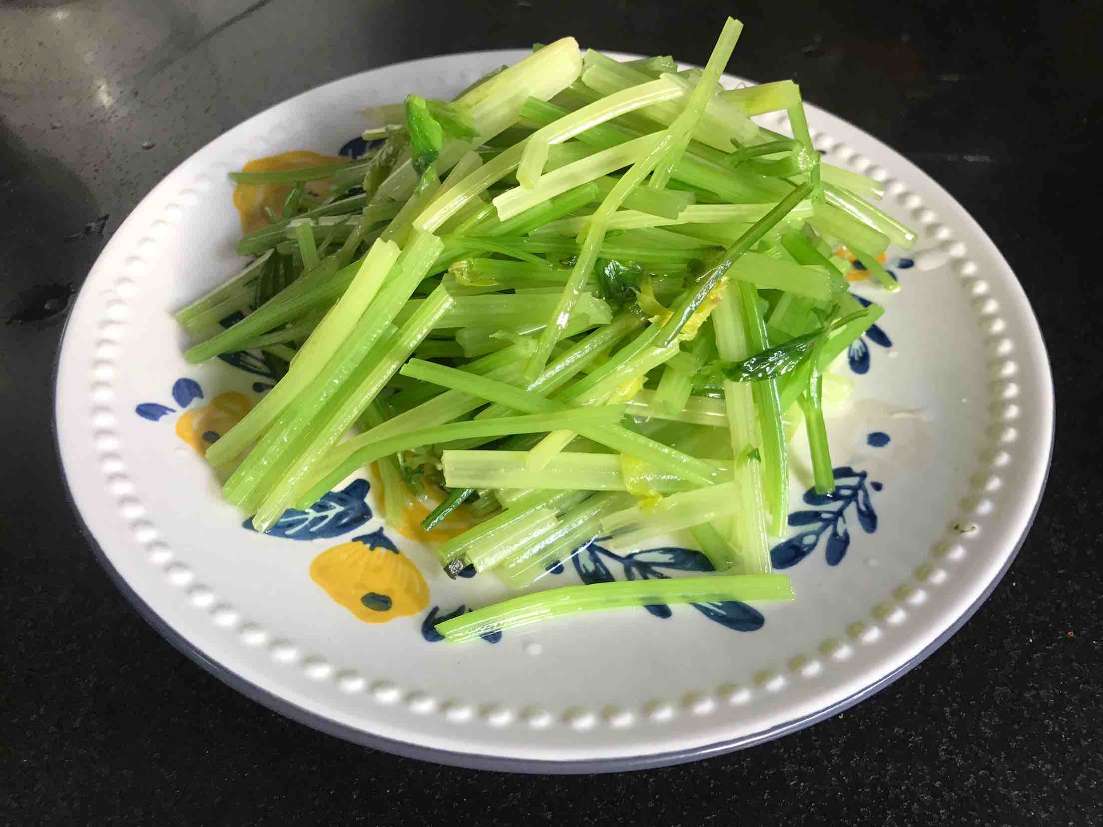 虾皮拌芹菜的做法步骤:12