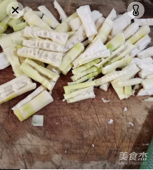 油焖春笋的做法步骤：1