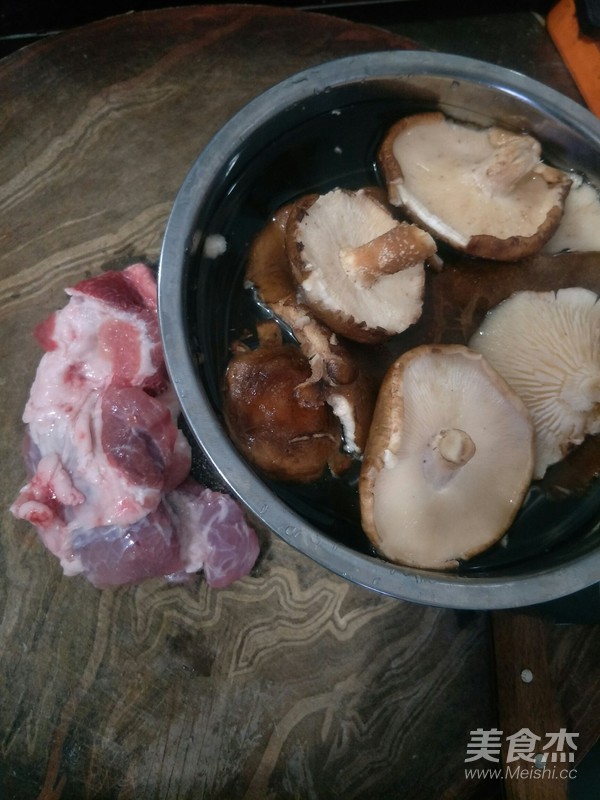 香菇猪肉馅饺子的做法步骤:2
