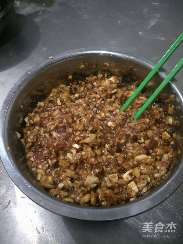 香菇猪肉馅饺子的做法步骤:3