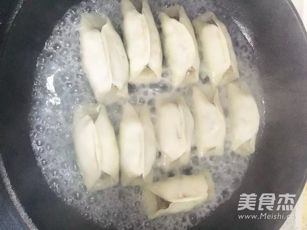 牛肉芹菜馅锅贴的做法步骤：13