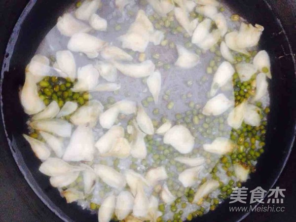 百合绿豆粥的做法步骤：3