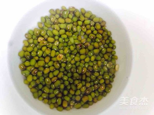 百合绿豆粥的做法步骤：2
