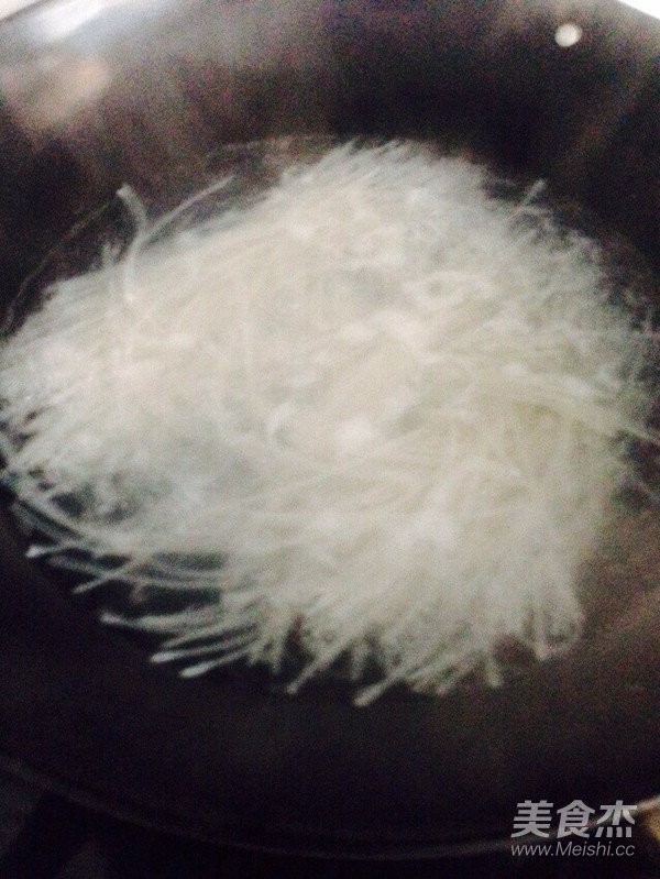 胡萝卜素炒米粉的做法步骤：3