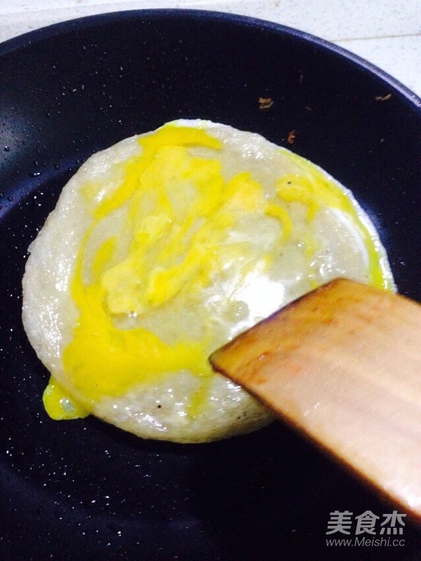 麻辣鸡蛋手抓饼的做法步骤：4