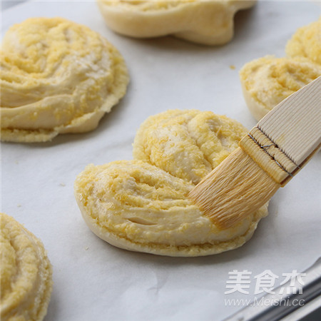 【七夕甜蜜浪漫表白】心形椰蓉面包的做法步骤:15