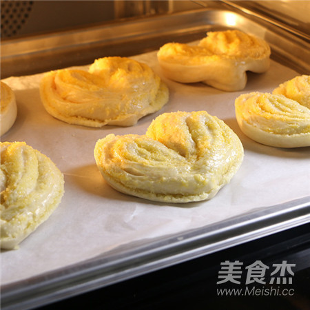 【七夕甜蜜浪漫表白】心形椰蓉面包的做法步骤:17
