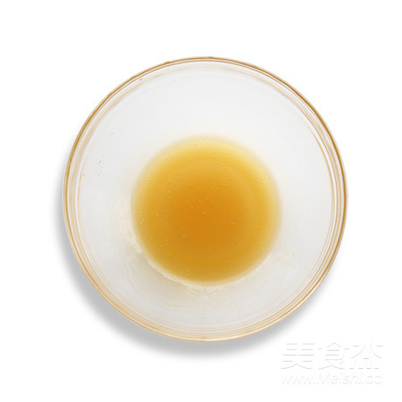 【中秋传统佳品】蛋黄莲蓉月饼的做法步骤：1