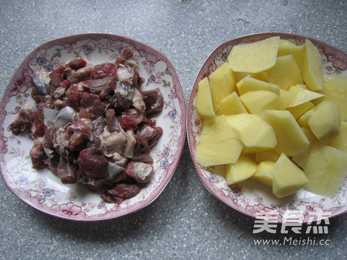 西北风味菜土豆炖羊肉的做法步骤：2