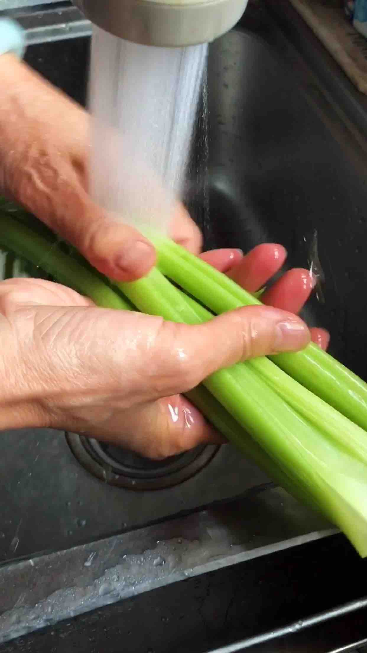 芹菜拌黑木耳的做法步骤：1