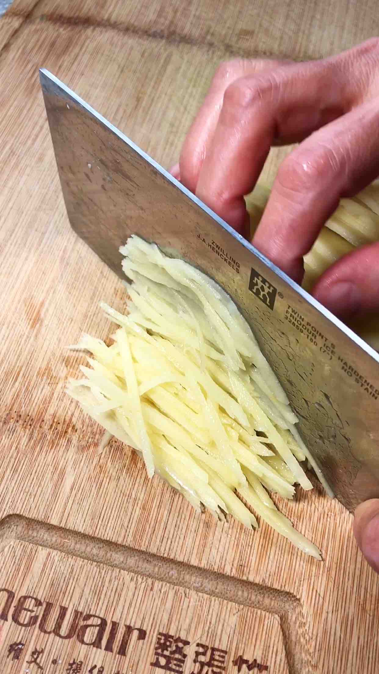 茄汁土豆丝的做法步骤：1