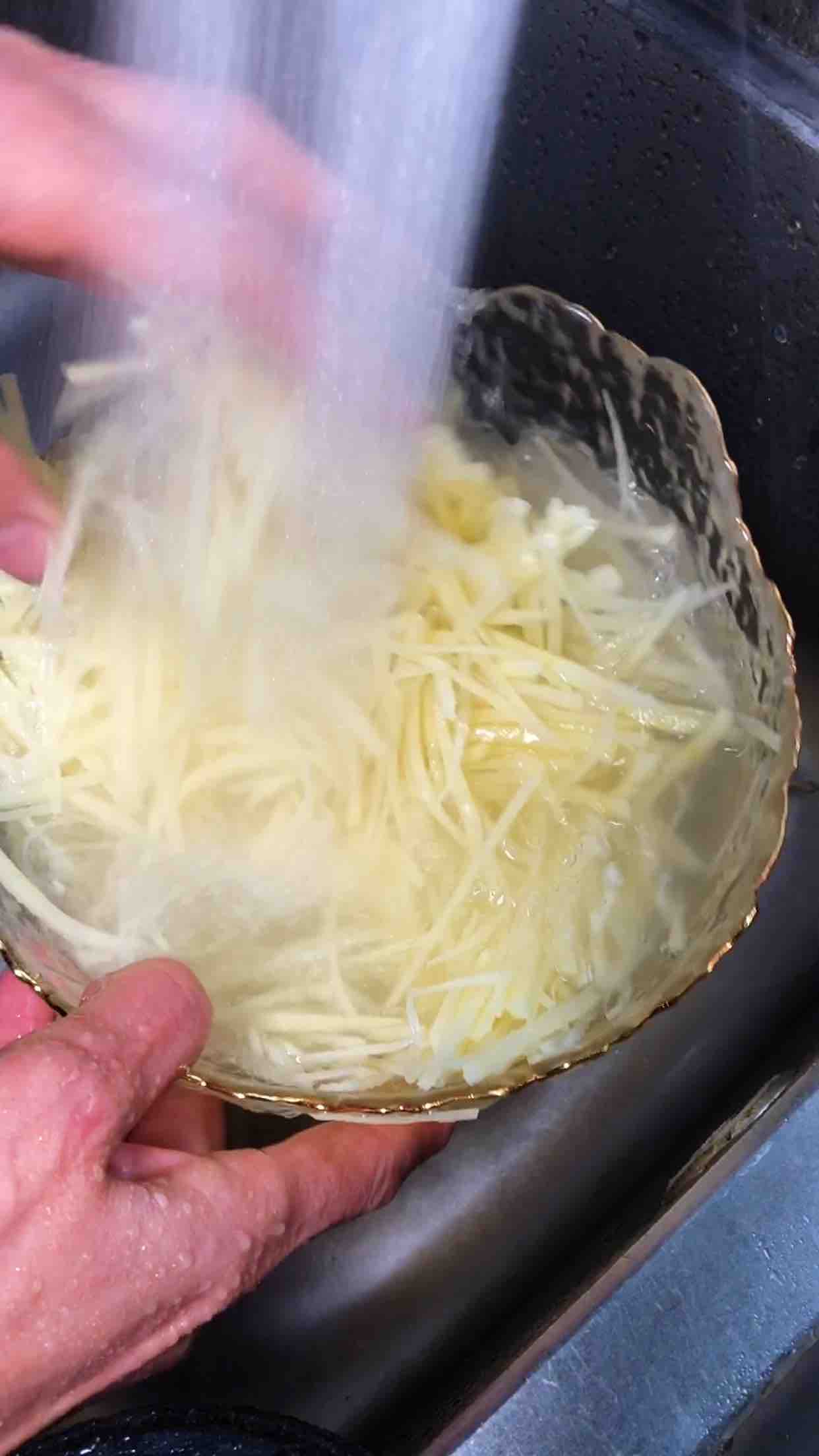 茄汁土豆丝的做法步骤:2